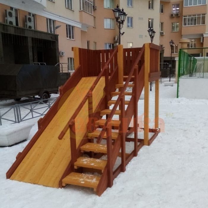 Зимняя деревянная игровая горка Савушка Зима-3