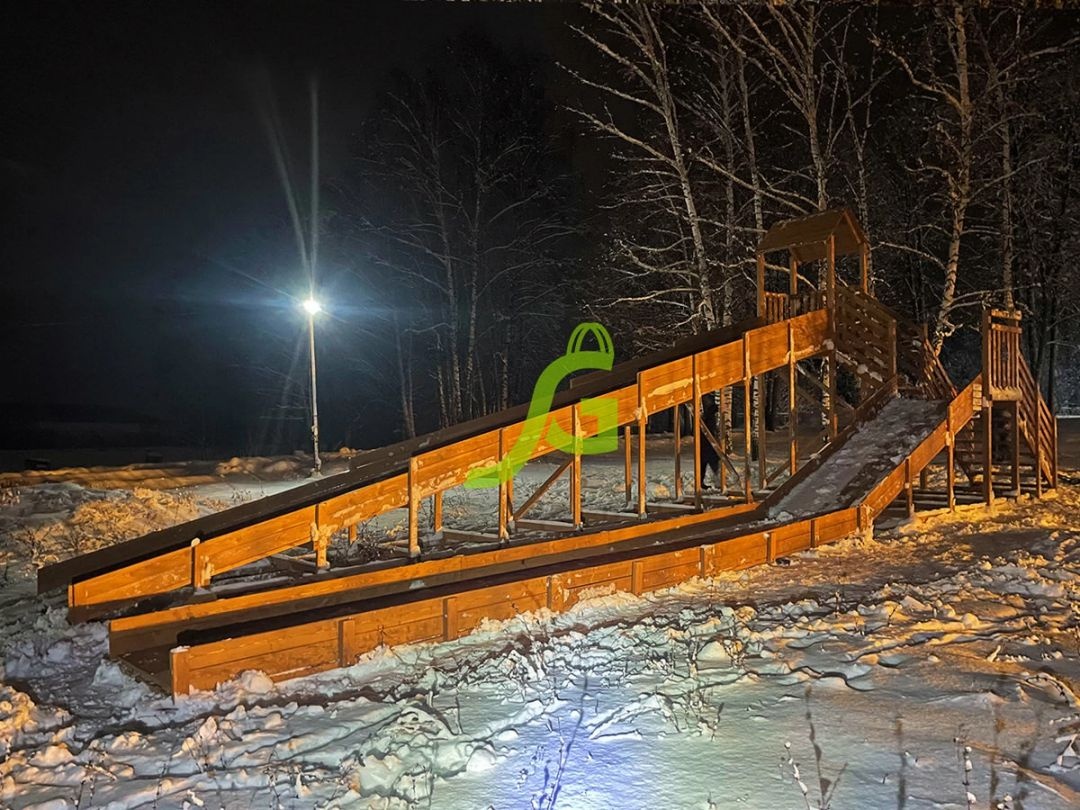 Зимняя деревянная горка IgraGrad Snow Fox 12 м с двумя скатами и выкатом 8 м