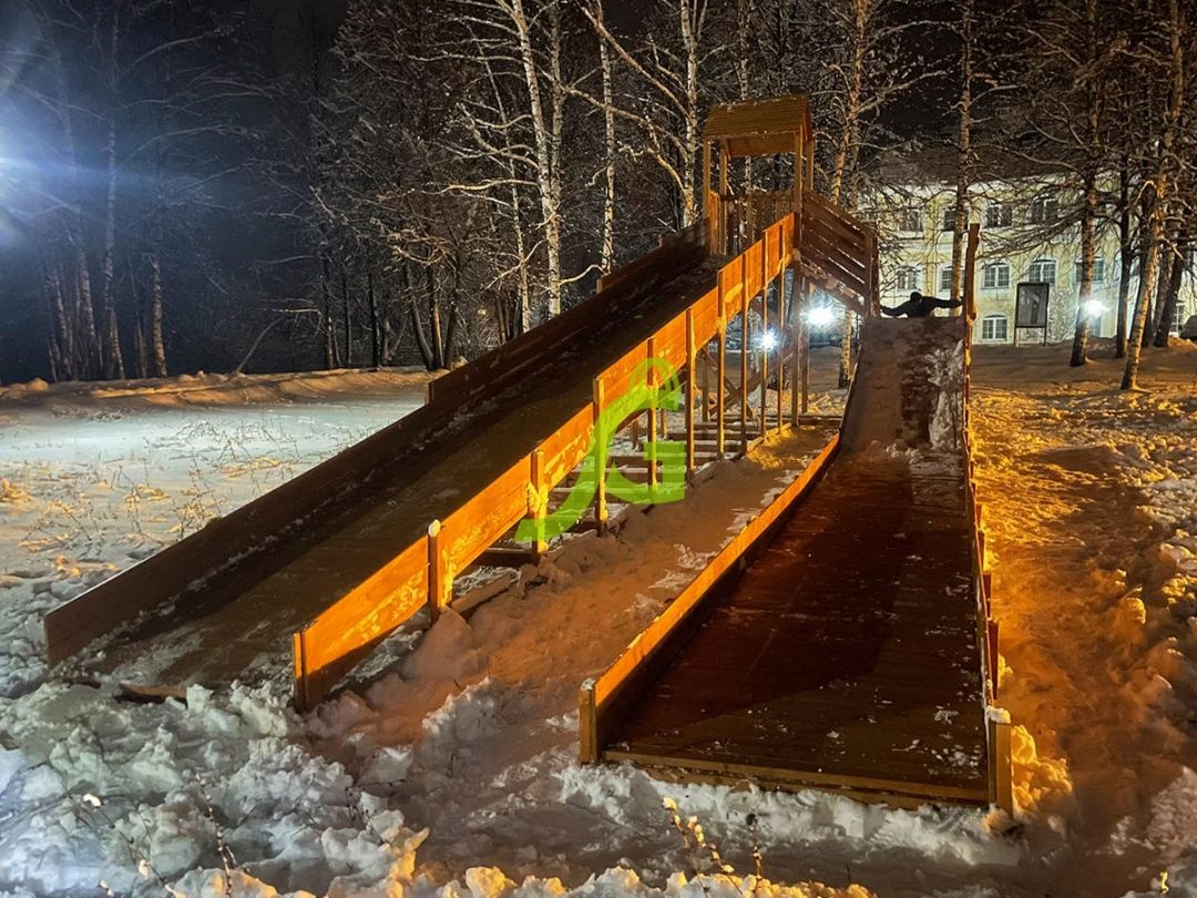 Зимняя деревянная горка IgraGrad Snow Fox 12 м с двумя скатами и выкатом 8 м