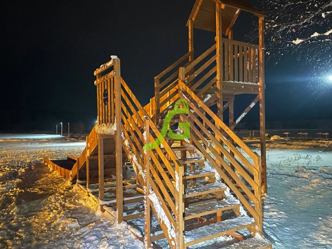 Зимняя деревянная горка IgraGrad Snow Fox 12 м с двумя скатами и выкатом 8 м