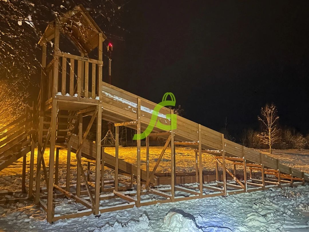 Зимняя деревянная горка IgraGrad Snow Fox 12 м с двумя скатами и выкатом 8 м