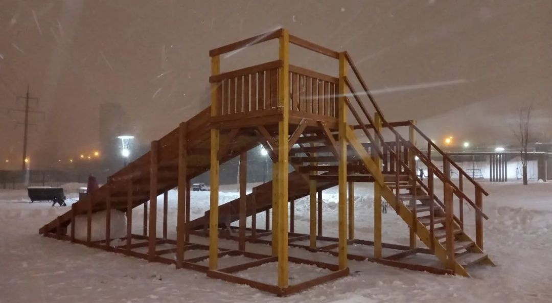 Зимняя деревянная игровая горка Савушка Зима-7