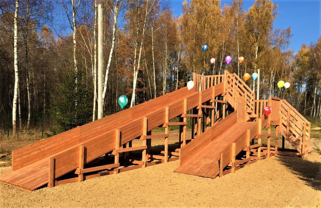 Зимняя Деревянная горка MoyDvor SWAN-4 с двумя спусками