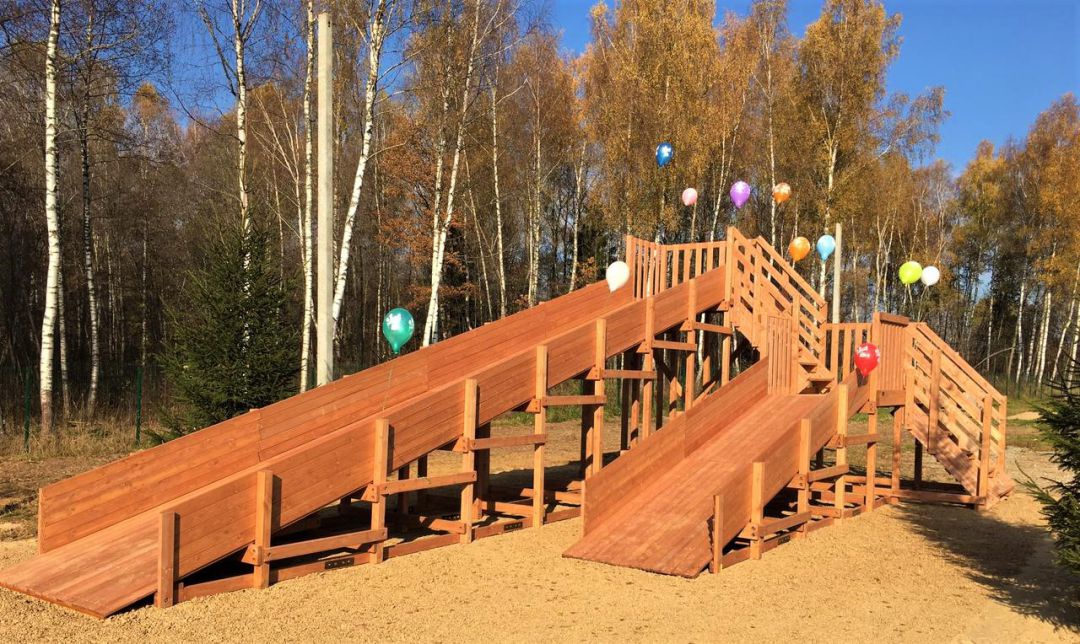 Зимняя Деревянная горка MoyDvor SWAN-4 с двумя спусками